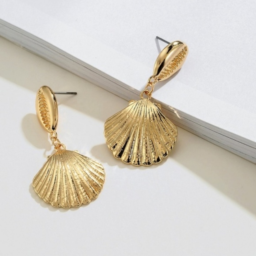 14K Gold Plated Clam Sea Shell Drop Earrings - Picture 6 of 6